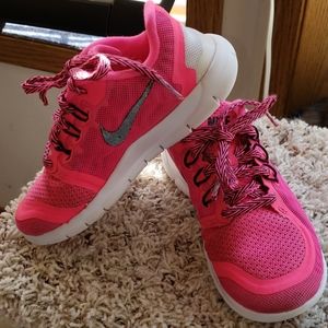 Toddler Nike free tennis shoes hot pink 💗